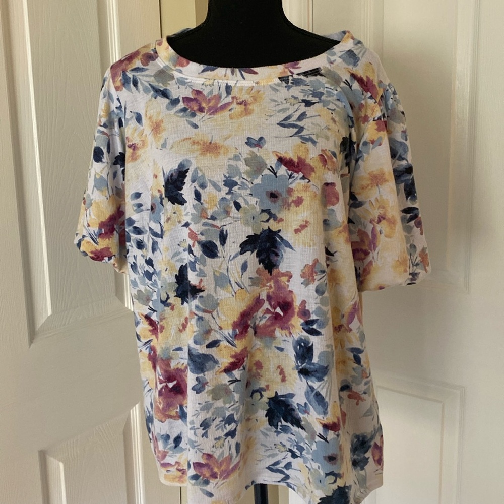 AGB Woman 1X floral top with puff sleeves